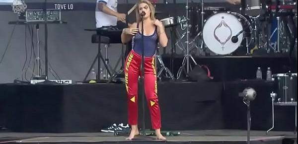  Tove Lo - Lollapalooza in Chicago - 2017-08-06 (uploaded by celebeclipse.com)